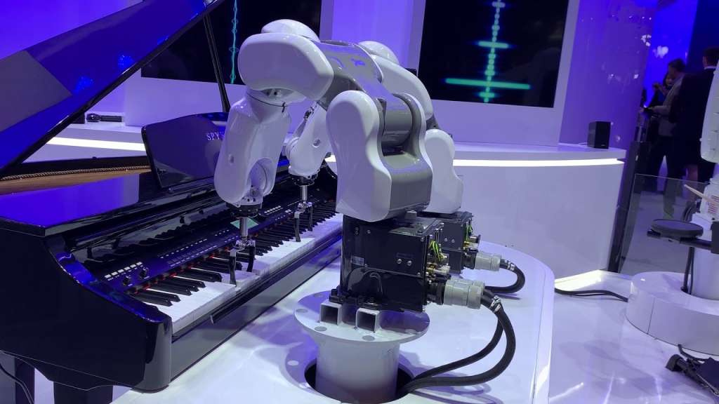 Piano and drummer robots introduced by Chinese company ZTE