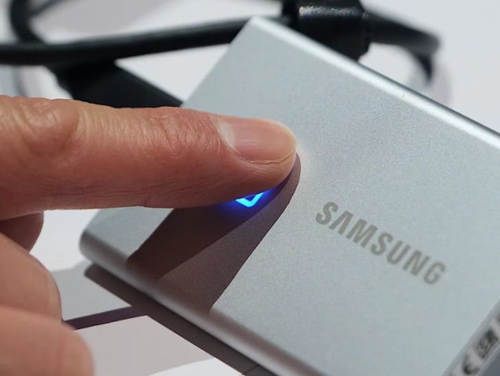 Samsung t7 touch. Самсунг SSD t7. Самсунг SSD С отпечатком пальца. Внешний жесткий диск со сканером отпечатков пальцев.