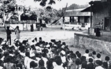 पहला टीवी 1924 में कार्डबोर्ड और फैन मोटर से बना था, पहला वाणिज्यिक 17 साल बाद प्रसारित हुआ।